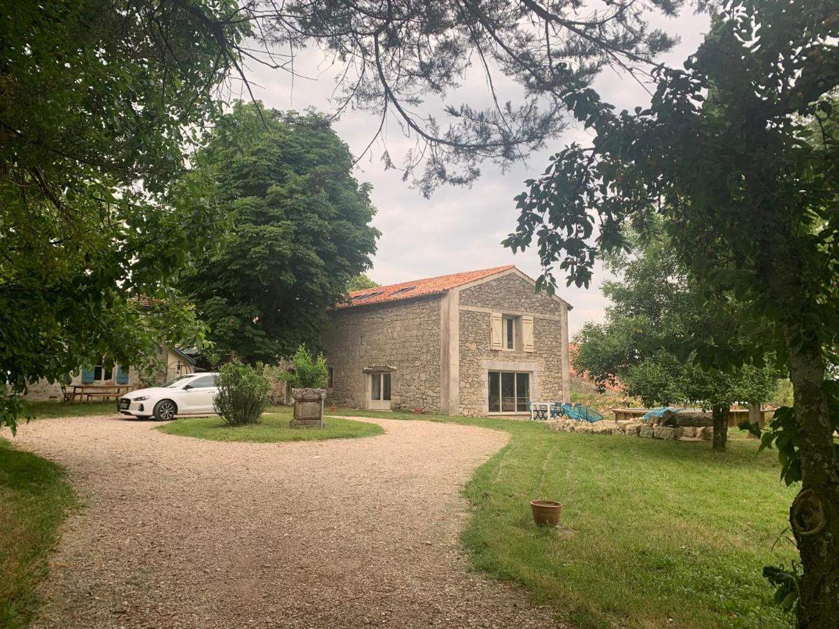 Maison Papillon Gite De Ressourcement Lusignan-Petit Екстериор снимка
