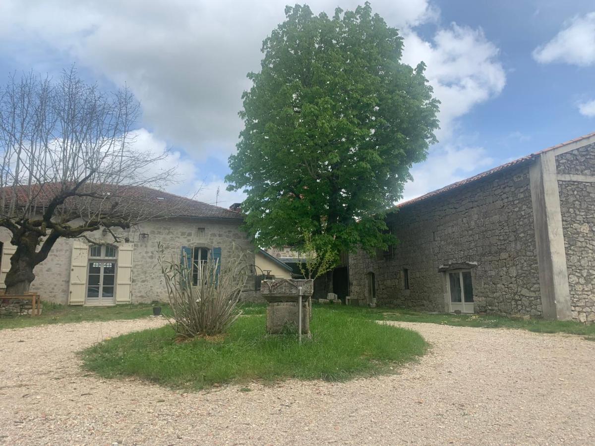 Maison Papillon Gite De Ressourcement Lusignan-Petit Екстериор снимка